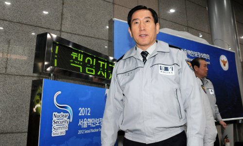 27일 오전 서울 서대문구 미근동 경찰청에서 2012 서울핵안보정상회의를 앞두고 D-90일 점등식이 열리는 가운데 조현오 경찰청장이 행사를 마치고 이동하고 있다./ 안훈기자 rosedale@ 2011.12.27\r\n27일 오전 서울 서대문구 미근동 경찰청에서 2012 서울핵안보정상회의를 앞두고 D-90일 점등식이 열리는 가운데 조현오 경찰청장이 행사를 마치고 이동하고 있다./ 안훈기자 rosedale@ 2011.12.27\r\n검ㆍ경 수사권 조정안이 처리된 27일 조현오 경찰청장이 서울 미근동 경찰청사에 마련된 2012 서울 핵안보정상회의 D-90 점등식 행사장으로 들어가고 있다.    \r\n안훈 기자/rosedale@heraldm.com