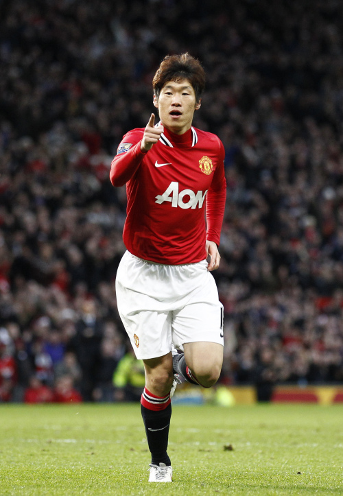 <YONHAP PHOTO-0004> Manchester United's Ji-Sung Park celebrates after scoring against Wigan during their English Premier League soccer match at Old Trafford Stadium, Manchester, England, Monday Dec. 26, 2011. (AP Photo/Jon Super)/2011-12-27 00:23:13/ <저작권자 ⓒ 1980-2011 ㈜연합뉴스. 무단 전재 재배포 금지.>
Park Ji-sung celebrates his goal against Wigan.
AP-Yonhap News