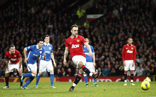 <YONHAP PHOTO-0158> Manchester United's Dimitar Berbatov, centre, scores a penalty for his third goal against Wigan during their English Premier League soccer match at Old Trafford Stadium, Manchester, England, Monday Dec. 26, 2011. (AP Photo/Jon Super)/2011-12-27 07:08:52/ <저작권자 ⓒ 1980-2011 ㈜연합뉴스. 무단 전재 재배포 금지.>
Manchester United’s Dimitar Berbatov completes his hat trick against Wigan.
AP-Yonhap News