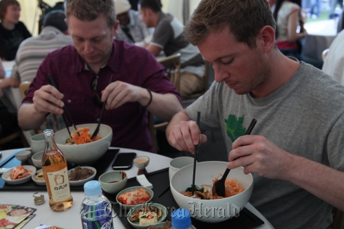 Londoners try bibimbap at a Korean Cultural Center event held in line with the 2011 Thames Festival in September in Britain.
The Korean Culture and Information Service