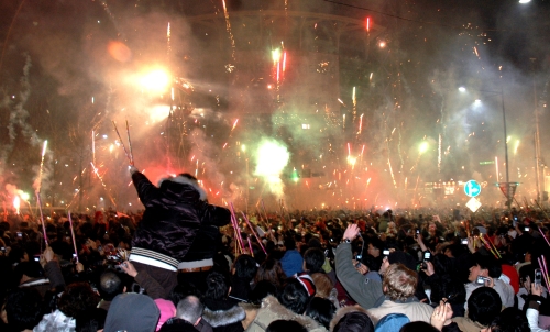 Hundreds gather to ring in the New Year at Boshigak in Jongno, downtown Seoul.     The Korea Herald