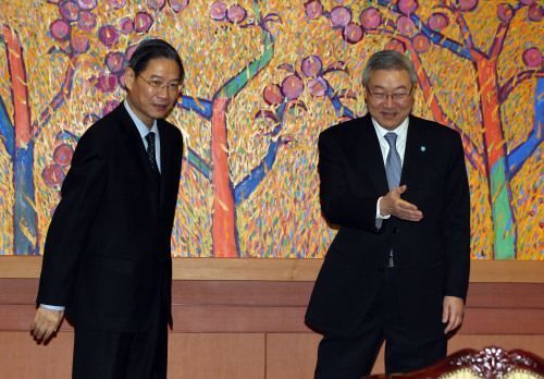 <YONHAP PHOTO-0333> 이쪽으로.. (서울=연합뉴스) 이정훈 기자 = 김성환 외교통상부장관이 27일 오전 서울 도렴동 외교통상부 청사를 방문한 장즈쥔 중국 외교부 상무부부장과 면담하기에 앞서 인사를 나눈 뒤 자리로 향하고 있다. 2011.12.27 uwg806@yna.co.kr/2011-12-27 10:11:39/ <저작권자 ⓒ 1980-2011 ㈜연합뉴스. 무단 전재 재배포 금지.>
Korean Minister of Foreign Affairs Kim Sung-hwan (right) and China’s Vice Foreign Minister Zhang Zhijun move to take seats after greeting each other at the Foreign Ministry in Seoul on Tuesday.  Yonhap News