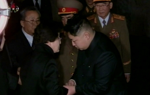 <YONHAP PHOTO-0432> 김정은과 악수하는 이희호 여사 (서울=연합뉴스) 방북중인 고(故) 김대중 전 대통령 부인 이희호 여사가 26일 평양 금수산기념궁전을 찾아 김정일 시신에 조문한 뒤 상주이자 후계자인 김정은 당 중앙군사위 부위원장에게 조의를 표시하고 있다. 2011.12.27 << 조선중앙TV >> photo@yna.co.kr/2011-12-27 11:02:32/ <저작권자 ⓒ 1980-2011 ㈜연합뉴스. 무단 전재 재배포 금지.>
Lee Hee-ho, widow of former President Kim Dae-jung, is received by Kim Jong-un at the Kumsusan Memorial Palace in Pyongyang on Monday.     The North’s Korean Central Television