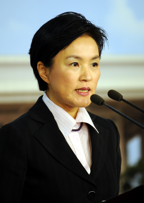 통합민주당 전략공천지역의 유력후보로 거론되던 강금실 전 법무장관이 19일 오전 국회에서 기자회견을 갖고 비례대표를 포함한 18대 총선 불출마와 백의종군을 밝히고 있다.양동출dcyang@heraldm.com/080319/\r\n통합민주당 전략공천지역의 유력후보로 거론되던 강금실 전 법무장관이 19일 오전 국회에서 기자회견을 갖고 비례대표를 포함한 18대 총선 불출마와 백의종군을 밝히고 있다.양동출dcyang@heraldm.com/080319/