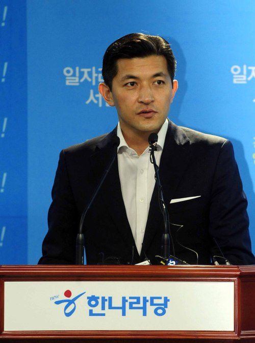 홍정욱 한나라당 의원이 11일 오후 여의도 당사에서 기자회견을 열고 내년 4월 19대 총선 불출마를 선언하고 있다. 박해묵 기자/mook@heraldm.com\r\n홍정욱 한나라당 의원이 11일 오후 여의도 당사에서 기자회견을 열고 내년 4월 19대 총선 불출마를 선언하고 있다. 박해묵 기자/mook@heraldm.com
