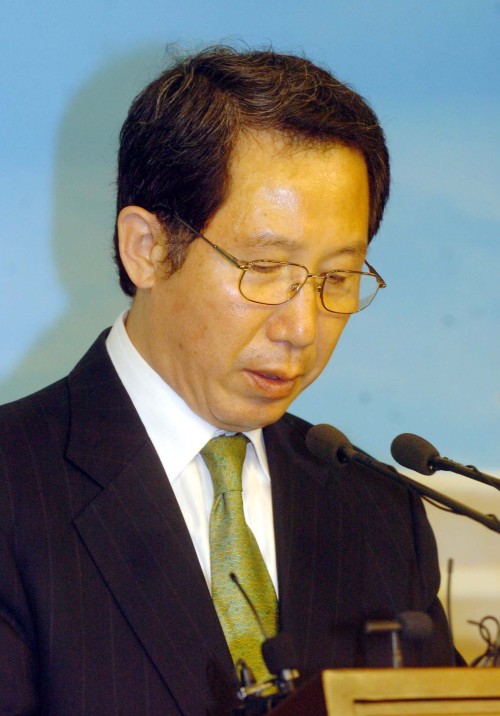 김근태 전 열린우리당 의장이 12일 오전 국회에서 기자회견을 갖고 열린우리당 탈당및 대선후보경쟁 사퇴를 선언하며 민주개혁세력의 대통합을 위해 백의종군하겠다고 밝히고 있다.양동출dcyang@heraldm.com/\r\n김근태 전 열린우리당 의장이 12일 오전 국회에서 기자회견을 갖고 열린우리당 탈당및 대선후보경쟁 사퇴를 선언하며 민주개혁세력의 대통합을 위해 백의종군하겠다고 밝히고 있다.양동출dcyang@heraldm.com/