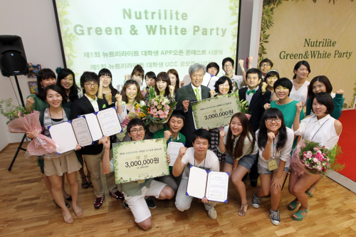 Amway Korea CEO and president Park Se-joon (center) poses with college students who won a recent UCC and mobile
app contest for the Nutrilite brand.
