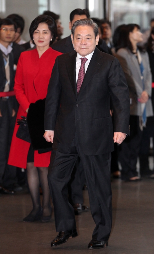 이건희, 삼성전자 (회장)/이건희 회장 2012 경영 3대 포인트는? ... 출근 경영 지속하며 아트 싸커, GE식 경영 접목?/(연합)