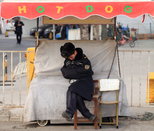 <YONHAP PHOTO-1544> A young Chinese security guard naps in front of a closed hot dog stand outside of a night club December 27, 2011. There is increasing evidence that although rapid economic growth has created a massive emerging middle-class and vast wealth for some, it has amplified the disparities between rich and poor. UPI/Stephen Shaver/2011-12-27 23:12:15/ <저작권자 ⓒ 1980-2011 ㈜연합뉴스. 무단 전재 재배포 금지.>\r\n<YONHAP PHOTO-1544> A young Chinese security guard naps in front of a closed hot dog stand outside of a night club December 27, 2011. There is increasing evidence that although rapid economic growth has created a massive emerging middle-class and vast wealth for some, it has amplified the disparities between rich and poor. UPI/Stephen Shaver/2011-12-27 23:12:15/ <저작권자 ⓒ 1980-2011 ㈜연합뉴스. 무단 전재 재배포 금지.>
