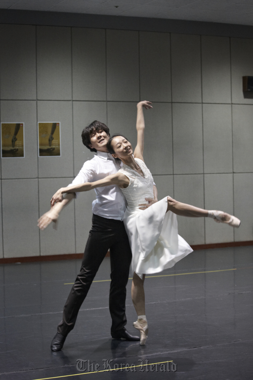 Hwang Hye-min and Ohm Jae-yong perform the scene “Love” on Tuesday during the press call for “Endless Voyage”  SAC