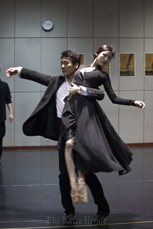 Kim Joo-won and Lee Jeong-yun perform the scene “Solitude” on Tuesday during the press call for “Endless Voyage”  SAC