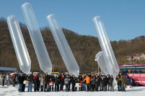 Sharing Page
Volunteers prepare balloons to send socks to North Korea on Christmas Eve.  Shim Ka-ram