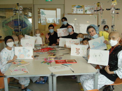 Sharing Page
St. Mary’s Hospital volunteers hold up pictures with patients at a previous event. Yeoksam Global Village
