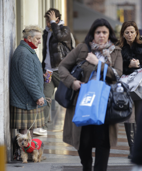 <YONHAP PHOTO-1339> An elderly woman begs in downtown Milan, Italy, Tuesday, Dec.13, 2011. Further signs of stress emerged Tuesday to indicate that Europe's most recent summit agreement to get the euro countries to bind their economies much closer together has only made limited progress in pulling the continent out of its debt crisis. While figures showed that Europe's banks parked more money at the European Central Bank than they have at any other time this year, Italy's borrowing rates in the markets ratcheted even higher and back towards the levels that forced Greece, Ireland and Portugal into seeking financial bailouts. (AP Photo/Luca Bruno)/2011-12-14 14:34:34/ <저작권자 ⓒ 1980-2011 ㈜연합뉴스. 무단 전재 재배포 금지.>
An elderly woman begs in downtown Milan.  Bloomberg