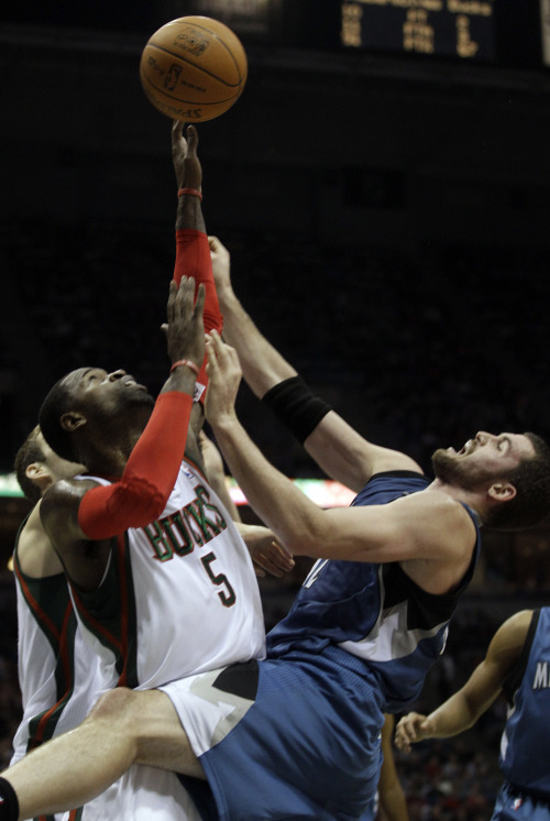 <YONHAP PHOTO-0598> Minnesota Timberwolves' Kevin Love, right, loses the ball as Milwaukee Bucks' Stephen Jackson (5) defends during the first half of an NBA basketball game Tuesday, Dec. 27, 2011, in Milwaukee. (AP Photo/Morry Gash) /2011-12-28 11:44:30/ <저작권자 ⓒ 1980-2011 ㈜연합뉴스. 무단 전재 재배포 금지.>
Minnesota Timberwolves forward Kevin Love (right) attempts a shot against Milwaukee Bucks guard Stephen Jackson in the first half.    AP-Yonhap News