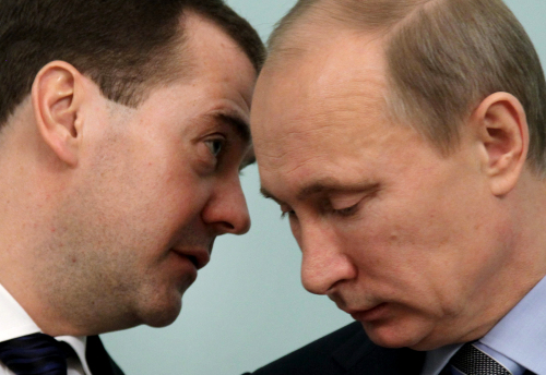 <YONHAP PHOTO-1565> Russian President Dmitry Medvedev, left, talks to Prime Minister Vladimir Putin at a Cabinet meeting in Moscow, Tuesday, Dec. 27, 2011. Putin said Tuesday that the March election, in which he will seek to reclaim presidency, should be transparent and fair, but rejected demands from swelling numbers of protesters for a rerun of the fraud-tainted parliamentary election. (AP Photo/RIA Novosti, Vladimir Rodionov, Presidential Press Service) /2011-12-27 23:34:18/ <저작권자 ⓒ 1980-2011 ㈜연합뉴스. 무단 전재 재배포 금지.>
Russian President Dmitry Medvedev (left) talks to Prime Minister Vladimir Putin at a Cabinet meeting in Moscow, Tuesday.  AP-Yonhap News