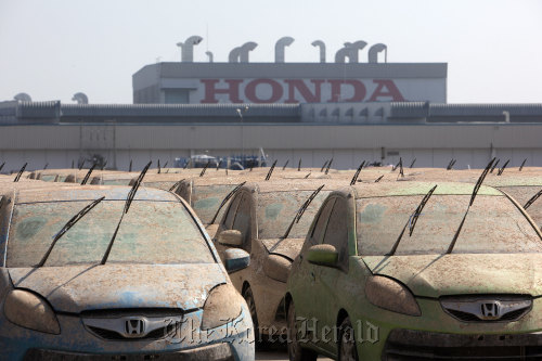 Flood-damaged Honda Motor Co. vehicles are parked at the Honda automobile plant in the Rojana Industrial Park in Ayutthaya, Thailand.
Bloomberg