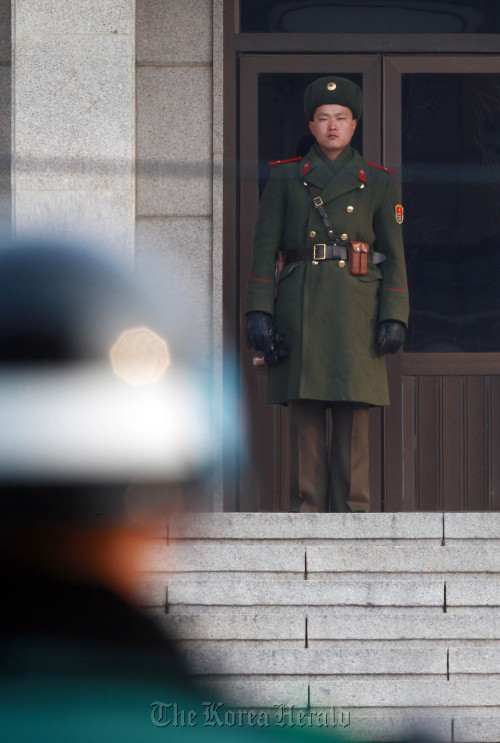 북한 김정일 국방위원장의 영결식이 28일 열렸다. 판문점에서 북한병사가 남측을 바라보고 있다.