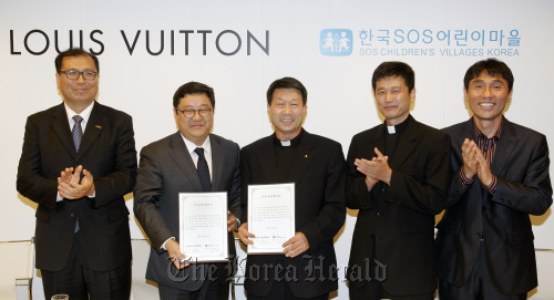Andy Kim (second from left), human resources manager at Louis Vuitton Korea, poses with officials from SOS Children’s Villages after signing an agreement on cooperation in social contributions in November.    Louis Vuitton Korea