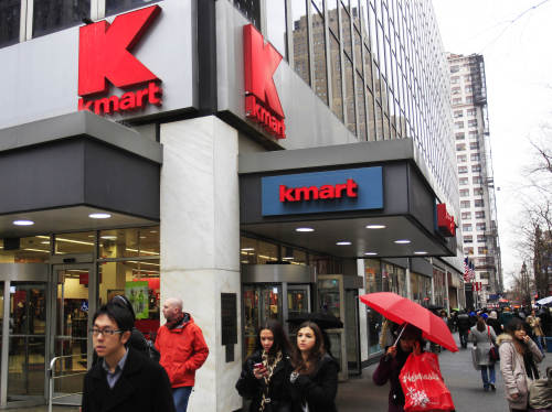 <YONHAP PHOTO-0097> Pedestrians pass a Kmart location Tuesday, Dec. 27, 2011, in New York. Sears Holdings Corporation, the parent company of Sears and Kmart department stores, announced Tuesday morning that it will close 100 to 120 stores after a sluggish holiday season.(AP Photo/Frank Franklin II)/2011-12-28 04:53:32/ <저작권자 ⓒ 1980-2011 ㈜연합뉴스. 무단 전재 재배포 금지.>
Kmart store in New York.
AP-Yonhp News