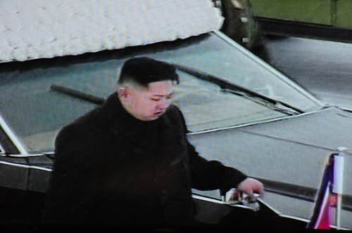 <YONHAP PHOTO-0871> This tv grab taken from North Korean TV on December 28, 2011 shows Kim Jong-Un walking besides the convoy carrying the body of his father and late leader Kim Jong-Il at Kumsusan Memorial Palace in Pyongyang. North Korean state television began broadcasting the funeral of late leader Kim Jong-Il December 28, with footage of tens of thousands of troops bowing their heads in the snow outside a memorial palace. EDITORS NOTE --- RESTRICTED TO EDITORIAL USE - MANDATORY CREDIT " AFP PHOTO / NORTH KOREAN TV" - NO MARKETING NO ADVERTISING CAMPAIGNS - DISTRIBUTED AS A SERVICE TO CLIENTS AFP PHOTO/HO/NORTH KOREAN TV /2011-12-28 14:34:52/ <저작권자 ⓒ 1980-2011 ㈜연합뉴스. 무단 전재 재배포 금지.>
This TV grab taken from North Korean TV on Wednesday shows Kim Jong-un walking beside the convoy carrying the body of his father and late leader Kim Jong-il near Kumsusan Memorial Palace in Pyongyang.  AFP-Yonhap News