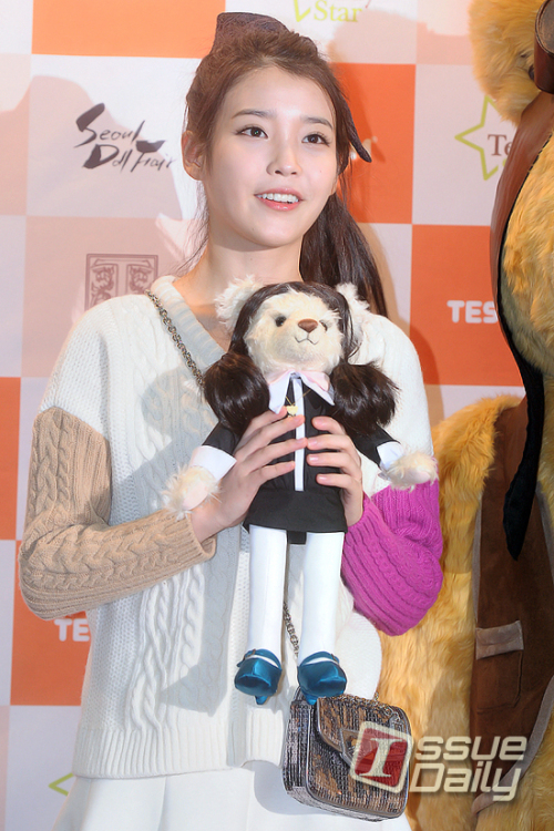 아이유(김지은), 가수/<포토뉴스> 아이유, 인형이랑 똑같죠?