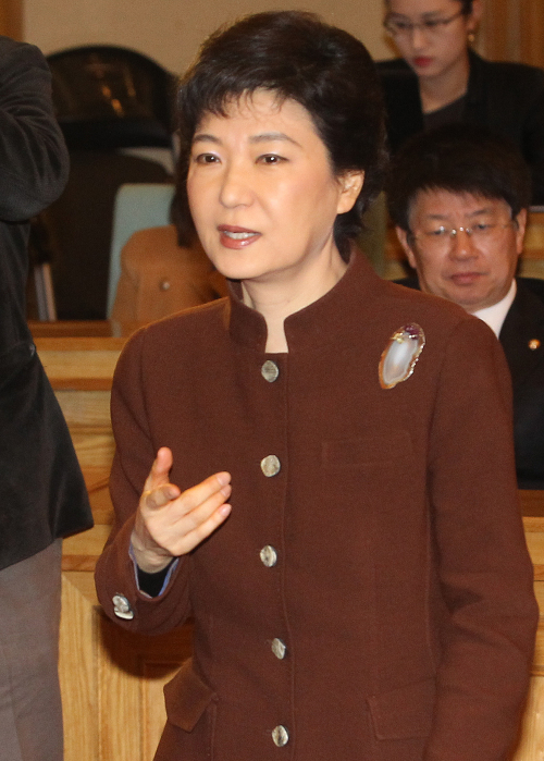 <YONHAP PHOTO-0520> 박근혜, 비대위원 인선안 발표 (서울=연합뉴스) 서명곤 기자 = 한나라당 박근혜 비상대책위원장이 27일 오전 국회 의원회관에서 열린 상임전국위원회에서 모두발언을 하기 위해 연단으로 향하고 있다. 2011.12.27 seephoto@yna.co.kr/2011-12-27 11:56:26/ <저작권자 ⓒ 1980-2011 ㈜연합뉴스. 무단 전재 재배포 금지.>