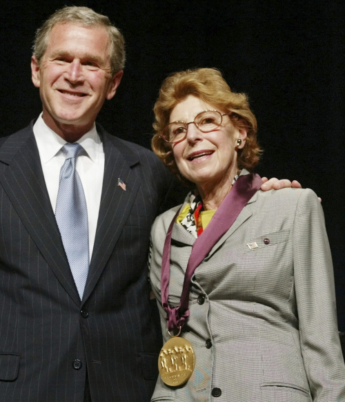 Former U.S. President George W. Bush (left) poses with painter
Helen Frankenthaler during the 2002 National Endowment for the
Arts National Medal of Arts Awards ceremony at Constitution Hall
in Washington. (AP-Yonhap News)