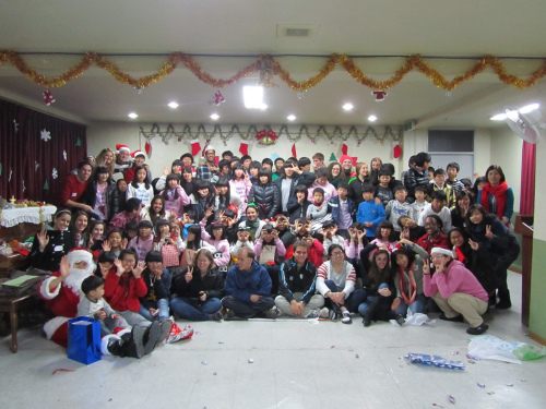 Volunteers celebrate at a recent Christmas party at Samsungwon orphanage in Gumi. (KKOOM)