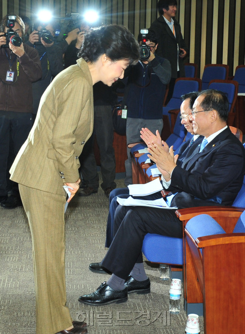 박근혜 한나라당 비상대책위원장이 29일 국회에서 열린 의원총회에 참석하고 있다. 박현구 기자phko@heraldm.com 2011.12.29\r\n박근혜 한나라당 비상대책위원장이 29일 국회에서 열린 의원총회에 참석하고 있다. 박현구 기자phko@heraldm.com 2011.12.29