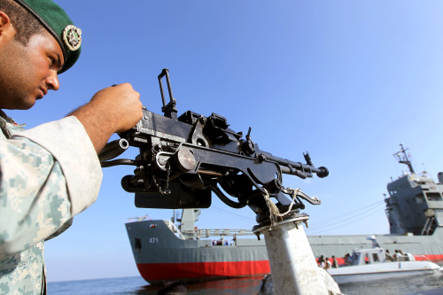 <YONHAP PHOTO-0068> (111229) -- CHABAHAR, Dec. 29, 2011 (Xinhua) -- A soldier attends Iranian naval maneuvers dubbed Velayat 90 on the Sea of Oman, Iran, Dec. 28, 2011. The Iranian Navy launched 10-day massive naval exercises in the international waters on Saturday. The naval drills, dubbed Velayat 90, cover an area of 2,000 km stretching from the east of the Strait of Hormuz in the Persian Gulf to the Gulf of Aden. (Xinhua/Stringer/Ali Mohammadi)/2011-12-29 01:47:33/ <저작권자 ⓒ 1980-2011 ㈜연합뉴스. 무단 전재 재배포 금지.>\r\n<YONHAP PHOTO-0068> (111229) -- CHABAHAR, Dec. 29, 2011 (Xinhua) -- A soldier attends Iranian naval maneuvers dubbed Velayat 90 on the Sea of Oman, Iran, Dec. 28, 2011. The Iranian Navy launched 10-day massive naval exercises in the international waters on Saturday. The naval drills, dubbed Velayat 90, cover an area of 2,000 km stretching from the east of the Strait of Hormuz in the Persian Gulf to the Gulf of Aden. (Xinhua/Stringer/Ali Mohammadi)/2011-12-29 01:47:33/ <저작권자 ⓒ 1980-2011 ㈜연합뉴스. 무단 전재 재배포 금지.>\r\n한 이란 병사가 28일(현지시간) 오만 해(海)에서 ‘벨라야트 90’으로 명명된 해군 훈련에 참여하고 있다. 이란 해군은 지난 24일부터  페르시아 만 호르무즈 해협에서 홍해의 관문인 아덴 만까지 약 2000㎞에 이르는 해역에서 군사훈련을 하고 있다.  　[오만 해=신화연합뉴스]