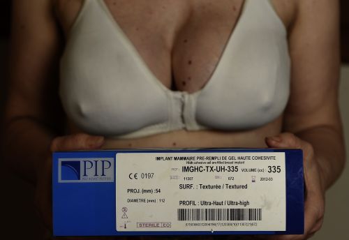 <YONHAP PHOTO-0353> TO GO TO WITH AFP STORY BY JOSEFA SUAREZ Andrea Damonte, 44, shows the box of the Poly Implant Prothese (PIP) mammary implants she got in 2007, in Buenos Aires, on December 28, 2011. Argentina's ANMAT food and medical technology authority on April 2011 prohibited the import, sale and use of the French-made PIP implants, following a similar prohibition in France. Unofficial sources estimate the number of implants made employing the PIP prothesis in Argentina between 13,000 and 15,000. AFP PHOTO / ALEJANDRO PAGNI /2011-12-29 07:38:43/ <저작권자 ⓒ 1980-2011 ㈜연합뉴스. 무단 전재 재배포 금지.>\r\n<YONHAP PHOTO-0353> TO GO TO WITH AFP STORY BY JOSEFA SUAREZ Andrea Damonte, 44, shows the box of the Poly Implant Prothese (PIP) mammary implants she got in 2007, in Buenos Aires, on December 28, 2011. Argentina's ANMAT food and medical technology authority on April 2011 prohibited the import, sale and use of the French-made PIP implants, following a similar prohibition in France. Unofficial sources estimate the number of implants made employing the PIP prothesis in Argentina between 13,000 and 15,000. AFP PHOTO / ALEJANDRO PAGNI /2011-12-29 07:38:43/ <저작권자 ⓒ 1980-2011 ㈜연합뉴스. 무단 전재 재배포 금지.>