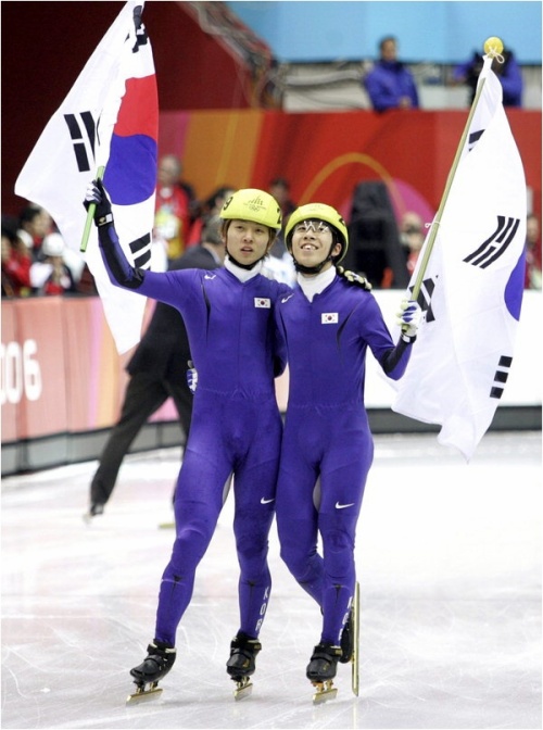 Ahn Hyun-soo (left) celebrates with Lee Ho-suk after winning the 1,500 m race at the 2006 Winter Olympics.  File photo