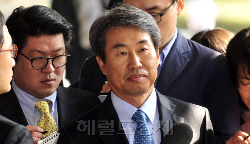 신재민(53) 전 문화체육관광부 차관이  이국철(49) SLS그룹 회장과 검찰의 대질신문에 응하기위해 13일 오전 서울중앙지검으로 들어가고 있다.<br />김명섭 기자 msiron@