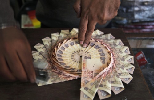 <YONHAP PHOTO-2800> A vendor makes a garland with Indian 10 rupee currency for sale in Jammu, India, Wednesday, Dec. 14, 2011. In India currency garlands are used to felicitate individuals at public functions as well as at some weddings for the groom. The plunging value of the rupee, which hit a fresh record low against the dollar Wednesday, is pushing up the cost of fuel and manufactured products even as big increases in food prices start to wane, government figures showed. (AP Photo/Channi Anand)/2011-12-14 22:44:38/ <저작권자 ⓒ 1980-2011 ㈜연합뉴스. 무단 전재 재배포 금지.>
A vendor makes a garland with Indian 10 rupee currency for sale in Jammu, India.  AP-Yonhap News
A vendor makes a garland with Indian 10 rupee currency for sale in Jammu, India.  AP-Yonhap News