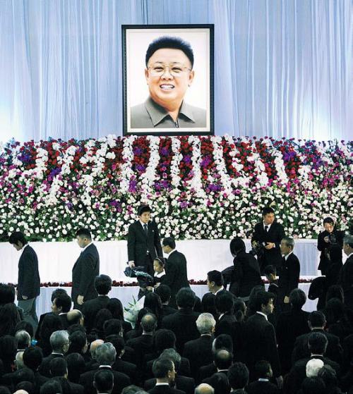 Mourners gather in front of a portrait of late North Korean leader Kim Jong-il during his memorial service
organized by the General Association of Korean residents in Japan,
in Tokyo on Thursday. (AP-Yonhap News)