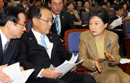 Grand National Party leader Park Geun-hye (right) talks with floor leader Hwang Woo-yea (center) and chief policymaker Lee Ju-young before a general meeting of its lawmakers at the National Assembly in Seoul on Thursday. (Park Hyun-koo/The Korea Herald)
