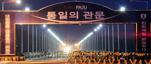 김정일 사망이후 남북관계가 급박하게 흘러가고 있는 가운데 경기도 파주시 통일대교 남단에서 바라본 북으로 향하는 도로에 가로등이 밝히고 있다.<br />파주=김명섭 기자 msiron@\r\n김정일 사망이후 남북관계가 급박하게 흘러가고 있는 가운데 경기도 파주시 통일대교 남단에서 바라본 북으로 향하는 도로에 가로등이 밝히고 있다.\n파주=김명섭 기자 msiron@\r\n이명박 정부는 2012년 국정 최대 현안으로 ‘남북관계’를 꼽고 있다. 김정일 북한 국방위원장 사망 이후 등장한 김정은 체제의 미래가 어느 때보다 불투명하기 때문이다. 통일대교(경기도 파주시)남단에서 북으로 향하는 도로에 환하게 켜진 가로등처럼 남북관계도 새해에는 희망의 불씨가 켜지길 기원한다.  파주=김명섭 기자/msiron@