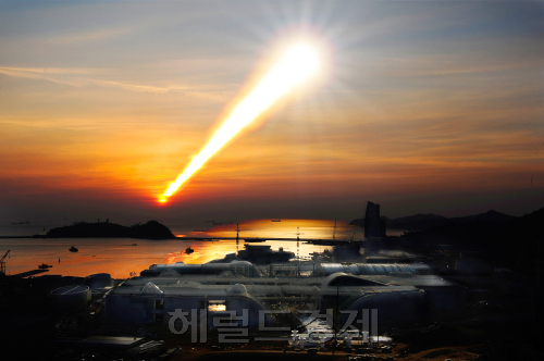 2012년 여수세계박람회 개최를 앞 둔 여수 앞바다 오동도 섬위로 새해가 힘차게 떠오르고 있다. 2012년 여수세계박람회는 오는 5월 12일 부터 8월12일 까지 93일간 전라남도 여수시에서 개최된다. 대한민국에서는 1993년 대전세계박람회 이후 두 번째로 치러지는 BIE(국제박람회기구) 인정 박람회로써 '살아있는 바다 숨쉬는 연안'을 주제로 세계의 주목을 받게 될 예정이다. (오전 7:30부터 10:30까지 30초 간격으로 촬영뒤 레이어 합성) 여수=박해묵 기자/mook@heraldm.com\r\n2012년 여수세계박람회 개최를 앞 둔 여수 앞바다 오동도 섬위로 새해가 힘차게 떠오르고 있다. 2012년 여수세계박람회는 오는 5월 12일 부터 8월12일 까지 93일간 전라남도 여수시에서 개최된다. 대한민국에서는 1993년 대전세계박람회 이후 두 번째로 치러지는 BIE(국제박람회기구) 인정 박람회로써 '살아있는 바다 숨쉬는 연안'을 주제로 세계의 주목을 받게 될 예정이다. (오전 7:30부터 10:30까지 30초 간격으로 촬영뒤 레이어 합성) 여수=박해묵 기자/mook@heraldm.com