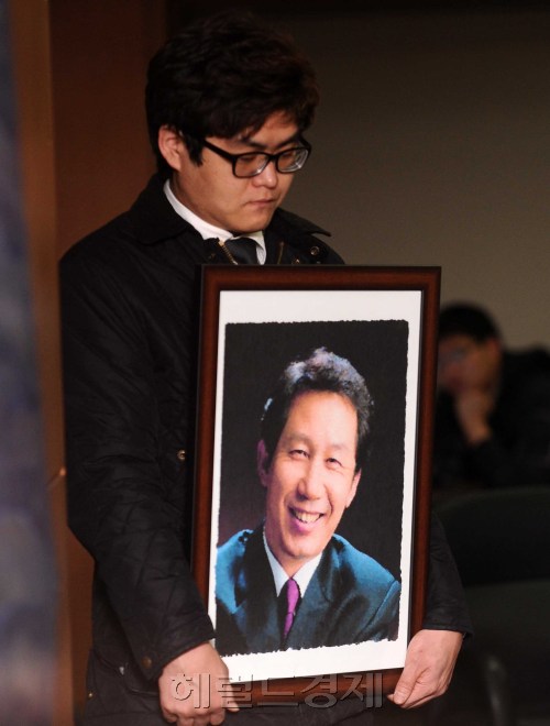 30일 새벽 5시30분경 김근태 민주통합당 상임고문이 서울대병원에서 뇌정맥혈전증으로 치료를 받던도중 별세했다. 빈소는 서울대 병원에 마련될 예정이다.<br />이상섭 기자. babtong@heraldm.com 2011.12.30\r\n30일 새벽 5시30분경 김근태 민주통합당 상임고문이 서울대병원에서 뇌정맥혈전증으로 치료를 받던도중 별세했다. 빈소는 서울대 병원에 마련될 예정이다.\n이상섭 기자. babtong@heraldm.com 2011.12.30\r\n도피 그리고 고문, 또 고문…수감. 그렇게 그는 고통의 젊은 시절을 보내야 했다. 30일 새벽 타계한 김근태 민주당 상임고문의 길지 않은 인생은 그랬다. 지난 1985년 서울 남영동 대공분실에서 보름 동안 고문을 받으며 “죽고 싶다”고 말했지만, 사랑하는 조국의 민주화를 위해 그렇게 쓰러질 수 없었다. 이랬던 그가 고문 후유증으로 고통을 받다, 2011년 한 해의 마무리를 하루 앞둔 30일 새벽 눈을 감았다. \n이상섭 기자/babtong@