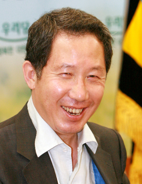 <YONHAP PHOTO-0171> 김근태 민주통합당 상임고문 별세 (서울=연합뉴스) `민주화의 대부'로 통하는 김근태 민주통합당 상임고문이 30일 오전 지병으로 타계했다. 향년 64세. 김 상임고문은 수년째 파킨슨병을 앓아온 데 이어 지난달 29일 뇌정맥혈전증으로 서울대병원에서 입원 치료를 받았으나 2차 합병증이 겹치면서 병세가 악화돼 결국 한달만에 숨을 거뒀다. 사진은 지난 2006년 7월 열린우리당 당의장 취임 한 달 기자회견에서 미소짓는 김근태 상임고문. 2011.12.30 photo@yna.co.kr/2011-12-30 05:57:49/ <저작권자 ⓒ 1980-2011 ㈜연합뉴스. 무단 전재 재배포 금지.>
Kim Geun-tae