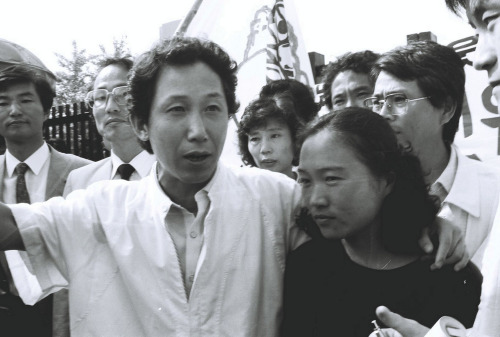 김천교도소 출소하는 김근태 (서울=연합뉴스) `민주화의 대부'로 통하는 김근태 민주통합당 상임고문이 30일 오전 5시31분 64세를 일기로 타계했다. 사진은 지난 1988년 6월 김천교도소 옥문을 나와 부인 인재근씨를 끌어안고 손 흔들어 인사하는 모습. 2011.12.30 photo@yna.co.kr (끝)
Kim Geun-tae, the late standing adviser to the main opposition Democratic Unified Party, is greeted by his supporters and his wife after being freed from Kimcheon Prison in June 1988. He died on Friday at the age of 64.   Yonhap News