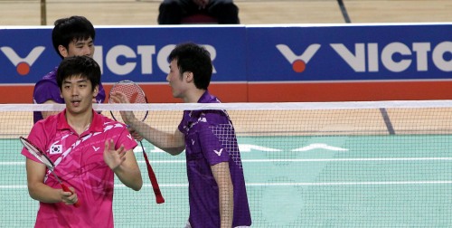 <YONHAP PHOTO-0854> 축하합니다 (화순=연합뉴스) 형민우 기자 = 한국 셔틀콕 남자 복식의 '절대강자' 이용대(삼성전기)가 11일 오후 전남 화순군 화순화니움문화스포츠센터에서 열린 `2011 빅터코리아오픈 그랑프리골드 국제배드민턴 선수권대회' 결승전에서 한국 고성현(김천시청)-유연성(수원시청)조를 만나 0-2로 패한 뒤 박수를 치고 있다. 이용대-정재성 조는 이날 패배로 4회 연속 우승을 달성하지 못했다. 2011.12.11 minu21@yna.co.kr/2011-12-11 14:12:53/ <저작권자 ⓒ 1980-2011 ㈜연합뉴스. 무단 전재 재배포 금지.>
Lee Yong-dae  File phpto