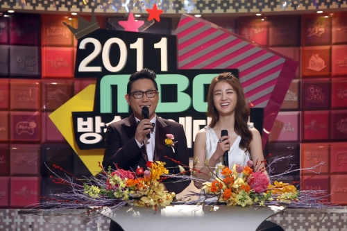 연말시상식/2011 MBC 연예대상/윤종신, 박하선/상을 너무 나눠주도 문제 안나눠도 문제