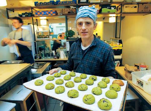 American chef Marc Grossman poses with cookies inside his
restaurant Bob’s Kitchen, in Paris, on Oct. 28. (AP-Yonhap News)