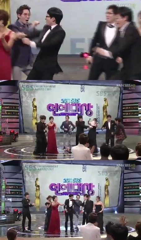 예능/연말시상식 / [2011 SBS 연예대상] ‘대상’ 유재석, 댄스로 기쁨 표해