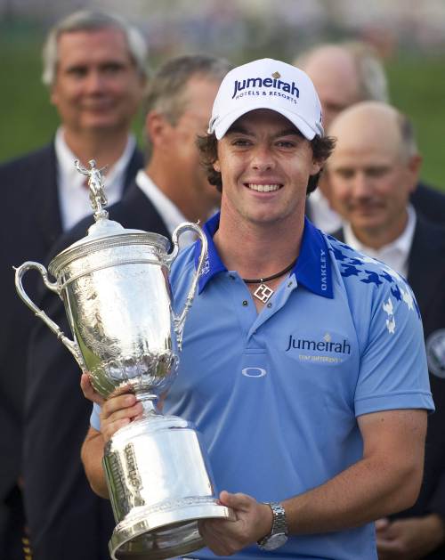 <YONHAP PHOTO-0066> EMBARGO -- NOT FOR USE UNTIL 00:01 DECEMBER 31, 2011 (FILES) In a file picture taken on June 19, 2011 Rory McIlroy of Northern Ireland holds his trophy after winning the 111th US Open by eight strokes over Jason Day with a record 268 at Congressional Country Club, in Bethesda, Maryland. McIlroy, who in 2011 became the youngest US Open champion for 88 years at the age of 22, received an MBE (Member of the Most Excellent Order of the British Empire) in the 2012 British New Year's honours list. AFP PHOTO / JIM WATSON /2011-12-31 01:26:54/ <저작권자 ⓒ 1980-2011 ㈜연합뉴스. 무단 전재 재배포 금지.>
Rory McIlroy. AFP-Yonhap News
