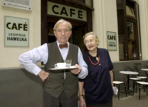 <YONHAP PHOTO-0187> File - Leopold Hawelka, 90, poses with his wife Josefine, 85, in front of Cafe Hawelka, which they have owned for 63 years, in downtown Vienna, Austria, in this April 26, 2001 file photo. In this city of 1,900 cafes, Leopold Hawelka was an icon, as much part of Cafe Hawelka as its tables _ scarred by burned-out cigarettes, their marble tops worn smooth by the elbows of four generations. Andy Warhol stopped by for a cup of his coffee. So did princes, paupers, playwrights, poets and untold thousands for whom a visit to Vienna was unthinkable without a cup of steaming brew served by the bow-tied little man with the perpetual dancing smile. Hawelka's daughter, Herta, said he died Thursday aged 100. (AP Photo/Martin Gnedt, file )/2011-12-30 06:03:31/ <저작권자 ⓒ 1980-2011 ㈜연합뉴스. 무단 전재 재배포 금지.>
Leopold Hawelka, 90, poses with his wife Josefine, 85, in front of Cafe Hawelka, which they owned for 63 years, in downtown Vienna, Austria, in 2001.  AP-Yonhap News