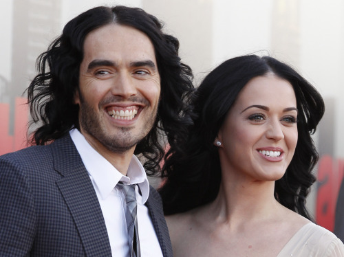 <YONHAP PHOTO-0147> FILE- In this Tuesday, April 19, 2011 file photo, British actor Russell Brand and his wife Katy Perry arrive for the European premiere of Arthur, in London. (AP Photo/Joel Ryan, FILE/2011-12-31 05:46:08/ <저작권자 ⓒ 1980-2011 ㈜연합뉴스. 무단 전재 재배포 금지.>
British actor Russell Brand and his wife Katy Perry arrive for the European premiere of “Arthur,” in London in April.  AP-Yonhap News
