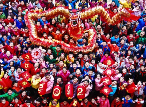 <YONHAP PHOTO-0832> In this photo taken on Saturday, Dec. 31, 2011, students pose with a dancing dragon and lanterns which they made to celebrate the new year at a primary school in Jiujiang city in central China's Jiangxi province. (AP Photo) CHINA OUT /2012-01-01 13:03:34/ <저작권자 ⓒ 1980-2012 ㈜연합뉴스. 무단 전재 재배포 금지.>
Students pose with a dancing dragon and lanterns that they made to celebrate the new year at a primary school in Jiujiang city in China’s Jiangxi province Saturday.
AP-Yonhap News
Students pose with a dancing dragon and lanterns that they made to celebrate the new year at a primary school in Jiujiang city in China’s Jiangxi province Saturday.
AP-Yonhap News